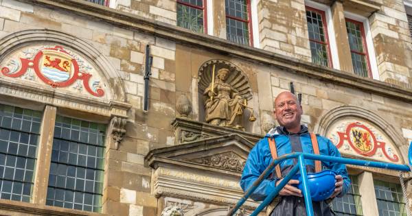 Sjaak Kwaak geniet van een schone gevel