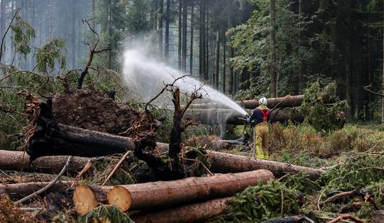 Situatie in de Hoge Venen verbetert, maar blijft fragiel: ‘Wegen blijven afgesloten en gebied blijft verboden terrein’, benadrukt provincie Luik