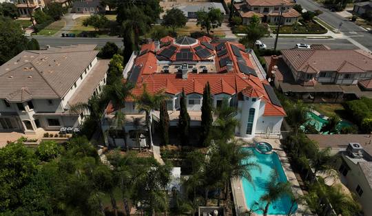 Steenrijk echtpaar in Californië opgepakt wegens mishandeling van zeker 15 kinderen in hun ‘horrorhuis’