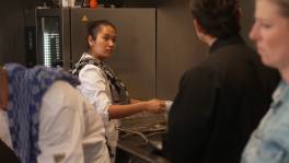 Jury grijpt in en stapt keuken binnen in Mijn Restaurant: “Ik wil ...
