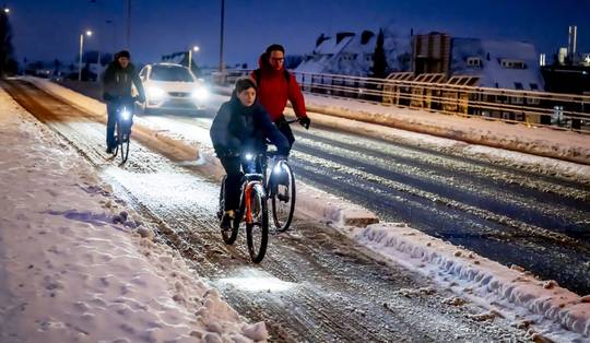 Erg glad op de wegen: KMI verlengt code geel in heel het land tot de middag