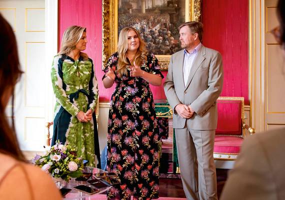 Máxima en Amalia hebben een kostbaar moeder-dochtermomentje