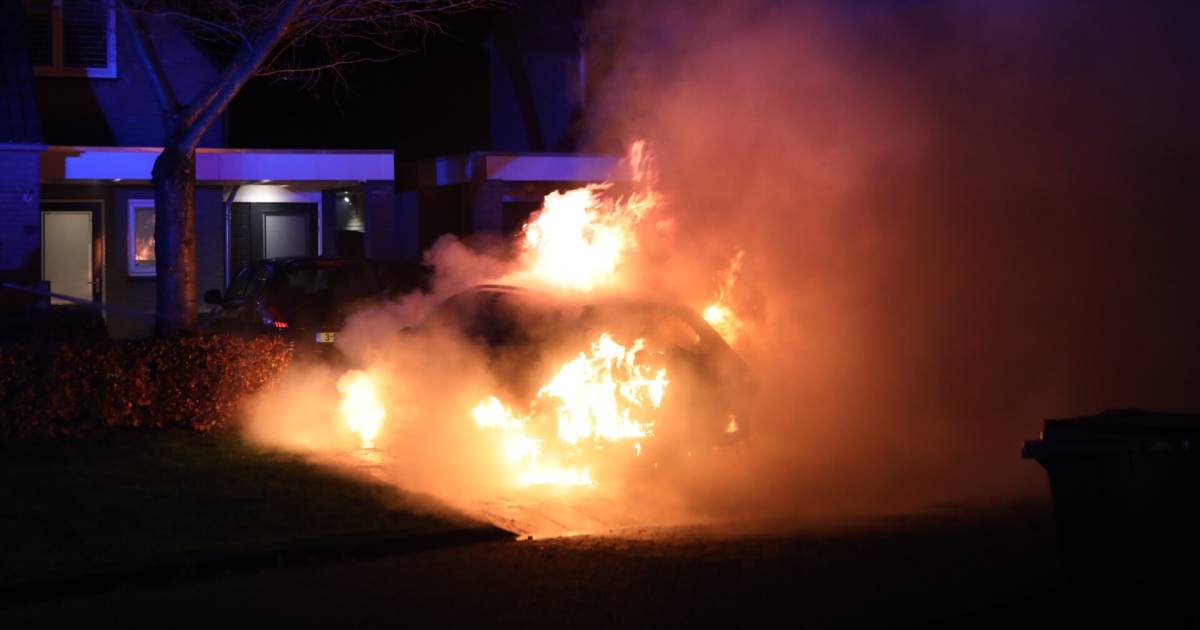 Auto brandt volledig uit in Schijndel, politie gaat uit van brandstichting.
