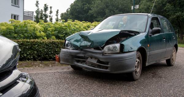 Auto rijdt op verkeerde weghelft en botst op tegenligger in Maashees - De Gelderlander