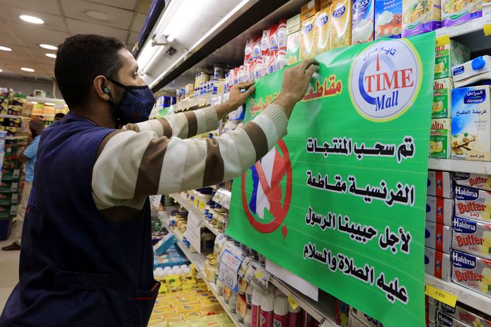 A supermarket clerk in Amman, Jordan, hangs up a paper that says French products are being boycotted.