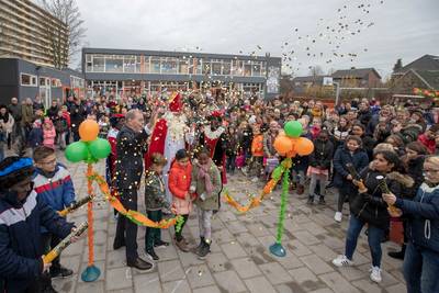 Sinterklaas schenkt twee scholen een nieuw plein