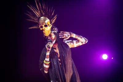 Diva Grace Jones klimt op nek beveiliger