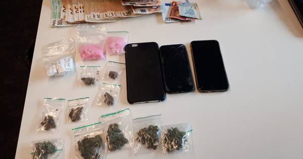 Telefoons, geld en drugs gevonden bij twee verdachten in Zegge