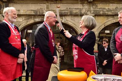 Heffing op kaas valt slecht op Goudse kaasmarkt, waar VS-ambassadeur ‘Ere Waegemeester’ is