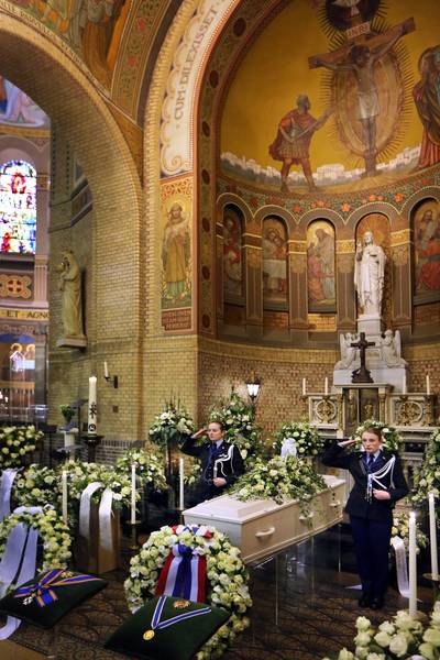 Honderden mensen nemen afscheid van Lubbers