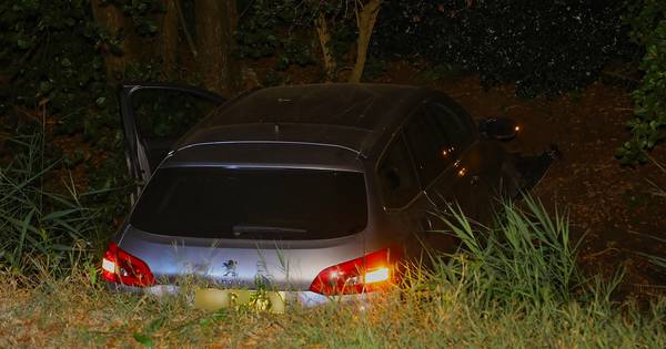 Auto belandt in greppel Nuland, bestuurder nergens te vinden