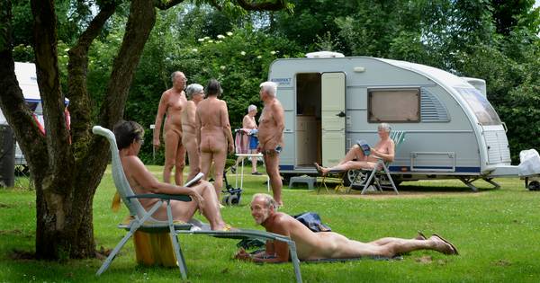 Gekleed naturisten kijken in De Maat
