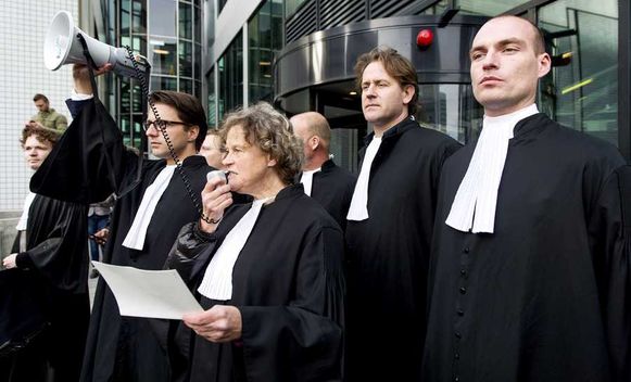 Advocaten staken in toga, of in regenpak | TROUW