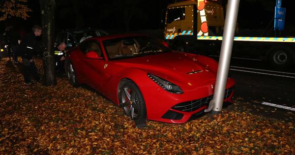 Ferrari met lekke band wordt in de kreukels gereden in Hedel - BD.nl