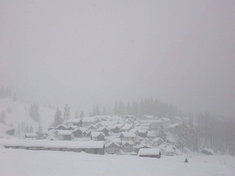 Stormweer in de Alpen met hevige sneeuwval en windstoten tot 200 kilometer per uur Weernieuws