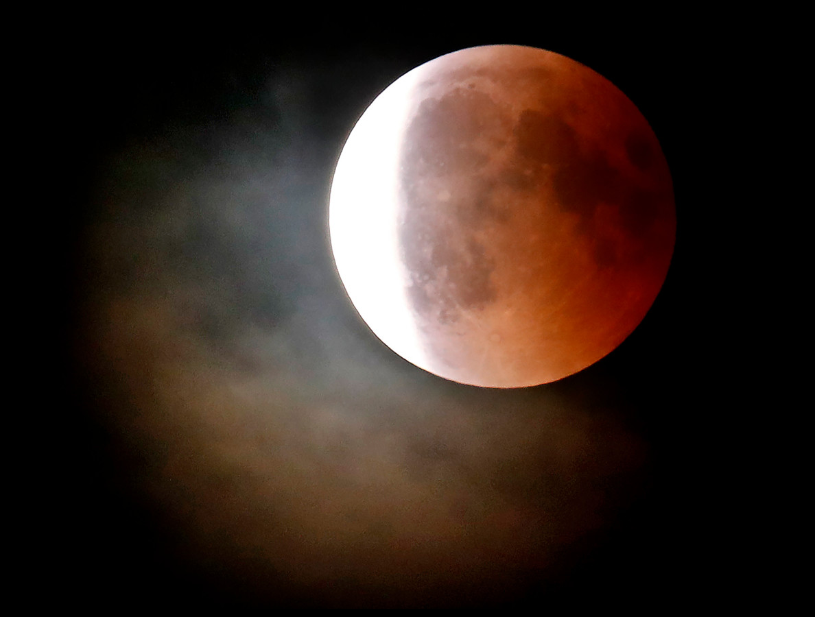 Bloedmaan op veel plekken niet of pas laat te zien Foto AD.nl