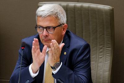 Voorzitter Vlaams parlement moet rijbewijs inleveren na ongeluk én positieve blaastest