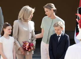 Prinses Charlene en Brigitte Macron: een Fashion Battle in Monaco in simpele, peperdure chic