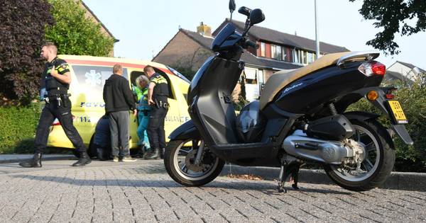 Vrouw op de fiets gewond na aanrijding met scooter in Woerden.