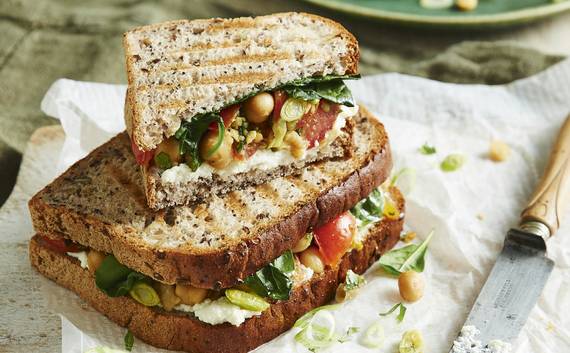 Indiase kikkererwten-tosti met ricotta & spinazie