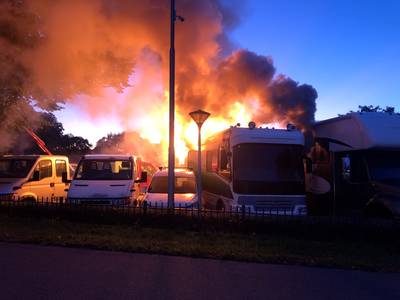 Metershoge vlammen bij camperbrand in Putten