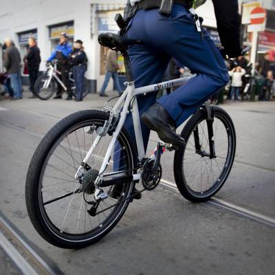 Agent op fiets valt doordat dronkelap achterop springt