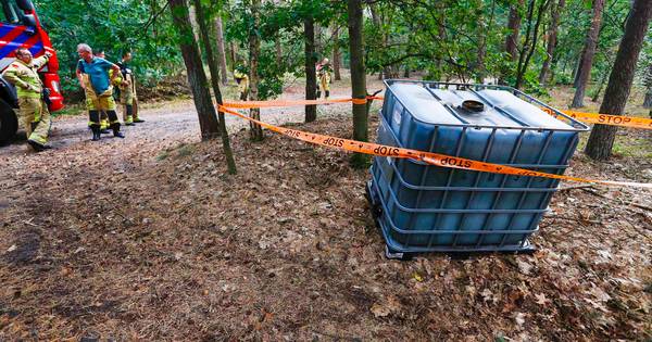 Chemisch afval gevonden in bosgebied bij Middelbeers | Tilburg - Eindhovens Dagblad