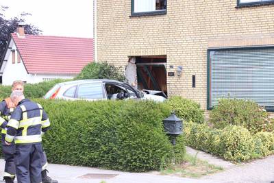 Auto rijdt huis binnen tijdens middagdutje bewoners