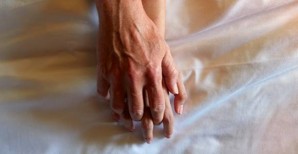 Rhea en haar man hebben al 10 jaar een open relatie: “We zorgen ervoor dat wij met elkaar evenveel vrijen als ‘buitenshuis’ met anderen”