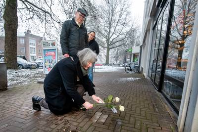 Witte rozen voor Arnhemmers Alex en Abraham, op hun sterfdag in Auschwitz