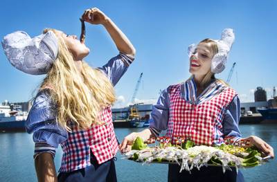 Consument loopt de haringkar voorbij
