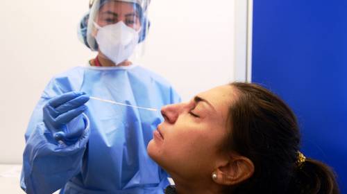 Waarom zo'n drastische maatregelen om nieuwe variant coronavirus in te dijken? Zullen er meer mensen door overlijden? En zullen de vaccins nog werken? 