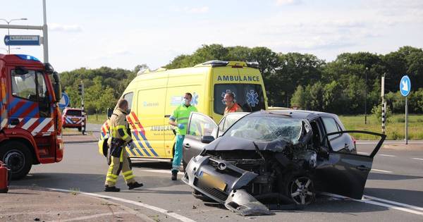 Automobilist gewond na botsing tegen paal in Apeldoorn: flinke schade aan voertuig.