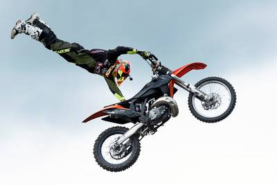 Met halve liter bier achter het bureau na unieke uitverkoop Zwarte Cross