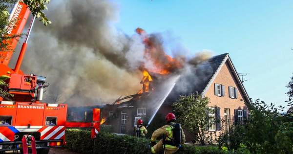 Stal, schuur en woonboerderij zwaar beschadigd door brand in De Mortel, geen vee getroffen