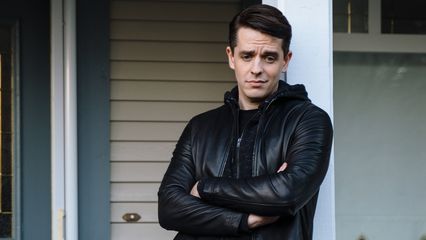 9. Ficus, menottes et carré blanc