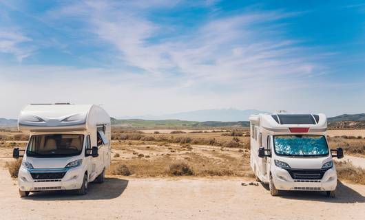 Anita en Bets gaan samen met hun campers naar Spanje: ‘Onze kinderen zijn blij dat we geen sippe weduwes zijn’