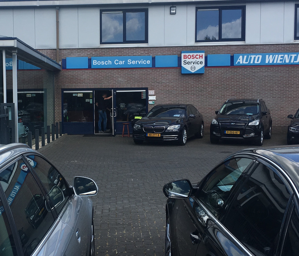 FIODinval bij Auto Wientjes Apeldoorn onderdeel groot witwasonderzoek