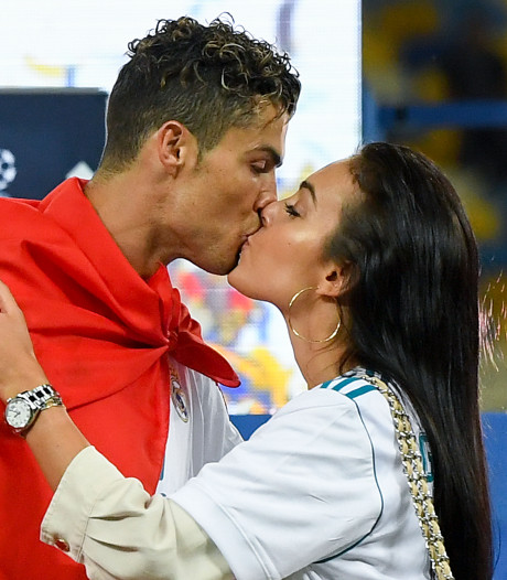 Oudere zus Yolanthe bevestigt relatie met miljardair ...