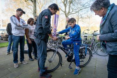 ANWB maakt fietsloze kinderen blij: ‘Nu hoef ik niet meer zo lang te lopen’