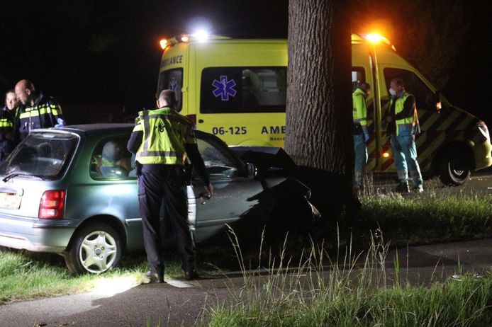 Een auto is op de Zutphenseweg frontaal tegen een boom gebotst.