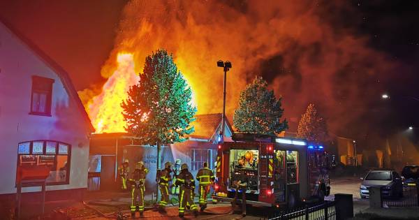 De grote brand die in zalencentrum Lara in het Gelderse Loil vannacht woedde, is onder controle.