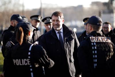 Les policiers français appelés “à ne plus intervenir”: “Castaner nous a lâchés”