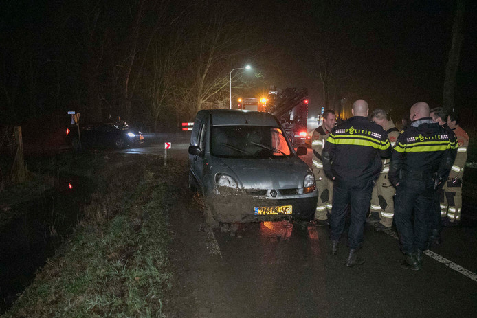 Autodief rijdt de sloot in en slaat na ongeluk op de vlucht in Randwijk.
