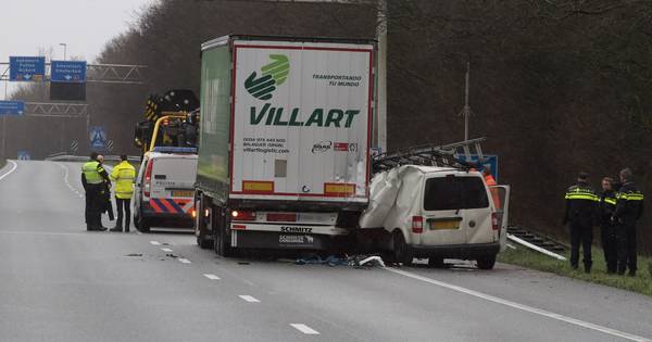 Dode bij botsing vrachtwagen en bestelbus op A30 bij Barneveld, snelweg weer vrij.