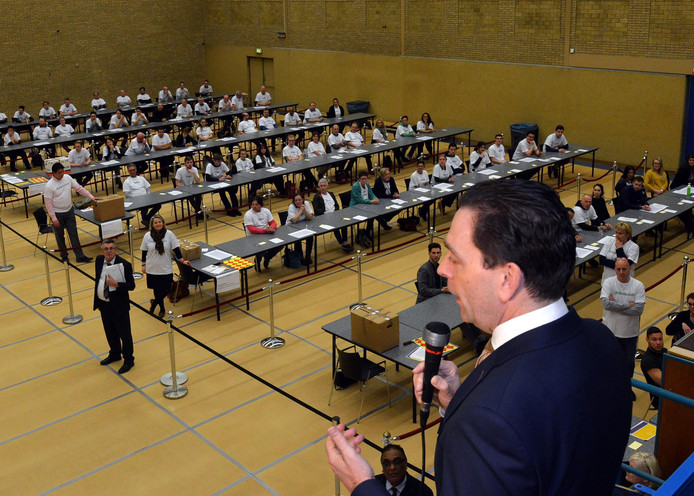 Burgemeester Bezuijen geeft startschot.