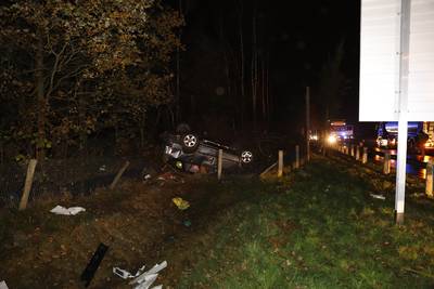 Auto slaat over de kop in Haps, gewonde naar ziekenhuis