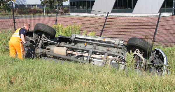 Auto in sloot na ongeluk in Almelo, bestuurder gewond naar ziekenhuis.