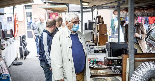 Wel of geen mondkapje? Als het moet, gebeurt het op de Weerselose Markt - Tubantia