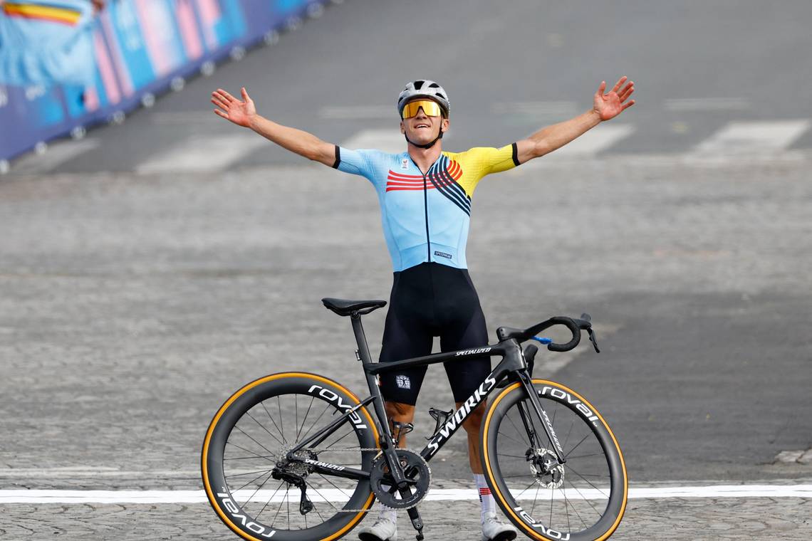 Remco Evenepoel schrijft geschiedenis en pakt nu ook goud in de wegrit: tweemaal Olympisch kampioen